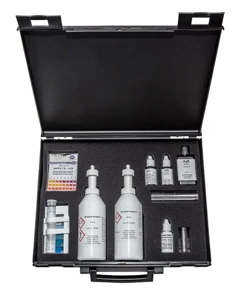 Analysenkoffer mit Chemikalien und Testgeräten zur Überprüfung der Wasserqualität, markiert mit BWT und geeignet für Prüfungen nach VDI und VdTÜV.